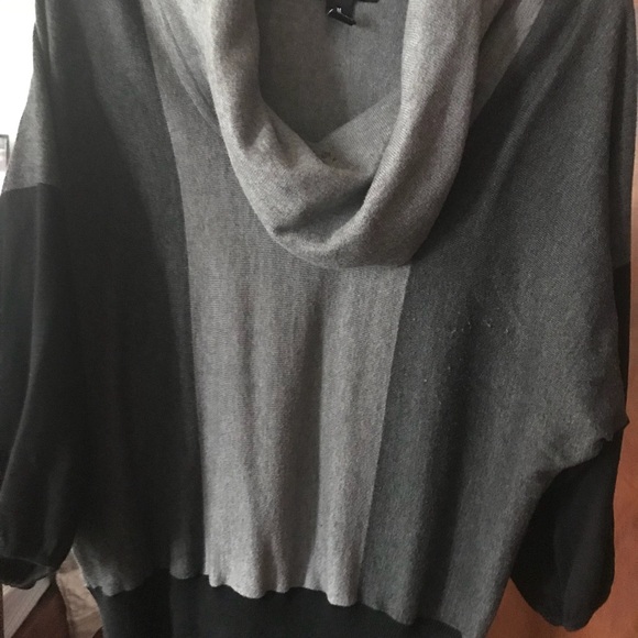 Black and gray sweater - Picture 1 of 8